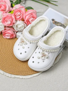CIVHOM 女士冬季毛绒衬里木屐、拖鞋、EVA 软底舒适花园鞋和沙滩鞋，配有花朵饰物和珍珠链，适合居家、派对和户外活动，是万圣节、圣诞节的理想礼物 - 白色 - 查看 3