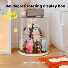 1 pieza Caja de almacenamiento giratoria de 360° de peluche, gabinete de exhibición a prueba de polvo de acrílico, estante giratorio cilíndrico ampliado para muñecas colgantes, viene con 24 soportes fijos, muy adecuado para muñecos de peluche de monstruos (excluyendo muñecas). El colgante de muñeca no se cae fácilmente, lo que lo convierte en una buena opción de regalo para las personas, y también es muy adecuado para decorar fiestas, Navidad y otros eventos.