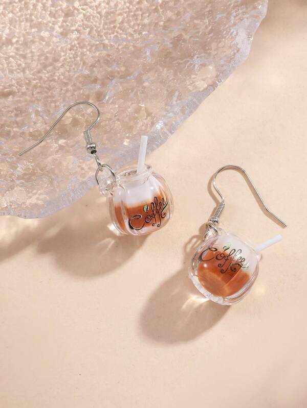 زوج أنيق من أقراط الراتنج المضيئة في الظلام بتصميم فنجان القهوة