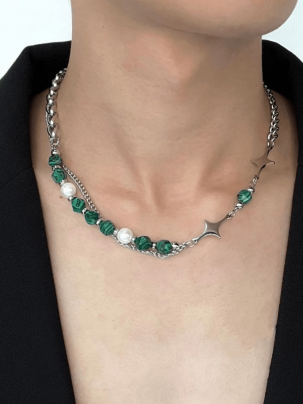 1 novo colar de corrente com design de estrela, moderno e simples, com emendas versáteis e contas verdes combinando em camada dupla, adequado para acessórios de uso diário masculino