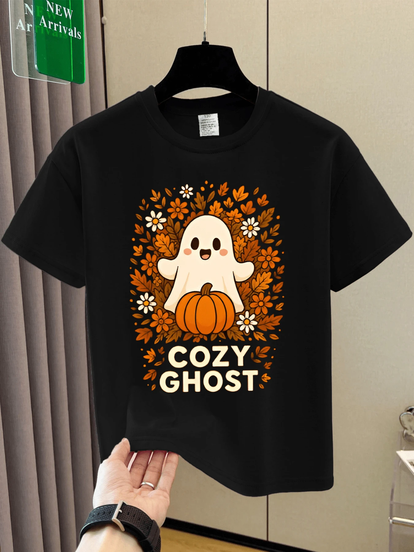 Camiseta negra de cuello redondo única para niño con un encantador y amigable gráfico de fantasma y calabaza,rodeado de hojas y flores otoñales para divertirse a diario. - Negro - Ver 1