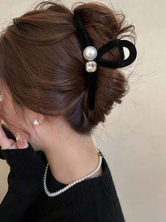 1 件女士黑色植绒双面心形和字母交叉发夹，时尚简约设计，适合日常佩戴秋季发饰优雅爪夹冬季发夹时尚发夹