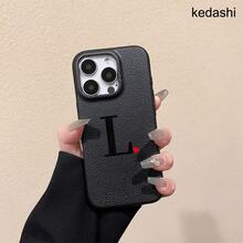 Teléfono con textura de lichi y diseño de corazón rojo. Compatible con phone 16 Pro, 16, 15 Pro, 14, 14 Plus, 13, 13 Pro, 12 Pro y 12 Pro. Es un excelente regalo de cumpleaños y es resistente al desgaste y a las huellas dactilares. - Marrón - Ver 10