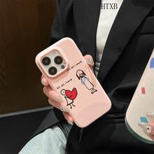 Teléfono con textura de lichi y estampado de una personita con un corazón lleno de amor. Compatible con phone 16 Pro Max, 16, 15 Pro, 14, 14 Plus, 13, 13 Pro, 12 Pro y 12 Pro Series. Resistente al desgaste y a las huellas dactilares. - Marrón - Ver 7