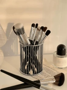 1个北欧风金色笔筒兼化妆刷收纳架，可收纳各种化妆刷，适合居家旅行，是送给女性的礼物、圣诞礼物、送礼佳品，也是房间装饰的理想之选。 - 彩色 - 查看 5