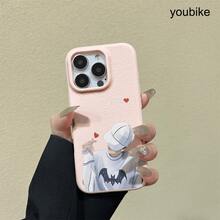 Funda con textura de lichi y diseño de una persona formando un corazón con un sombrero. Compatible con phone 16 Pro Max, 16, 15 Pro, 14, 14 Plus, 13, 13 Pro, 12 Pro y la serie Pro Plus. Es un teléfono de cumpleaños resistente al desgaste y a las huellas dactilares. - Marrón - Ver 9