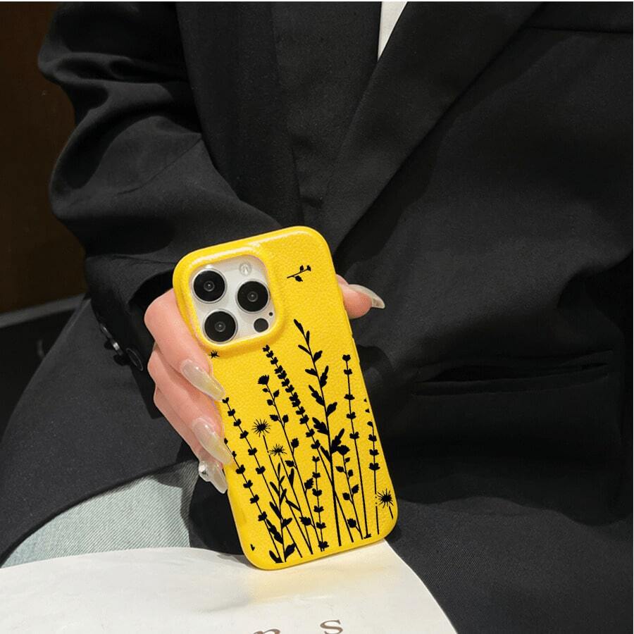 Teléfono con textura de lichi y estampado de flores y plantas negras. Compatible con phone 16 Pro Max, 16, 15 Pro, 14, 14 Plus, 13, 13 Pro, 12 Pro y 12 Pro Series. Es un teléfono de cumpleaños resistente al desgaste y a las huellas dactilares. - Amarillo - Ver 1