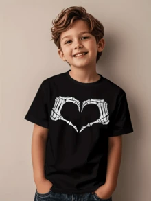 Camiseta negra con estampado de manos de esqueleto y corazón para niño. Bonita y cómoda prenda de verano para niños. Elegante camiseta de manga corta,diseño informal,perfecta para jugar,ir a la escuela o fiestas. Presenta un diseño único y encantador de manos de esqueleto en forma de corazón. ¡Un regalo ideal! - Negro - Ver 1
