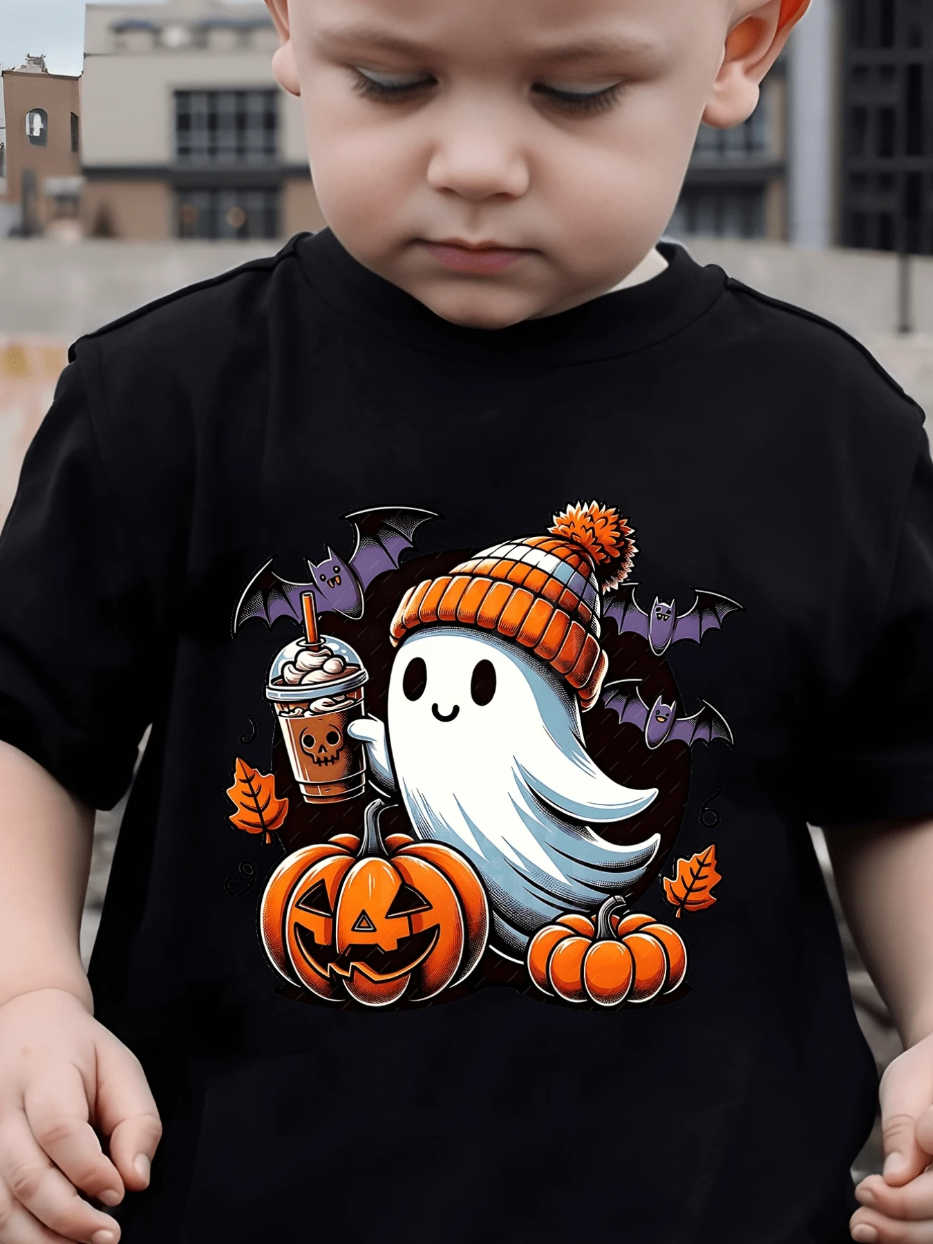 Camiseta gráfica de Halloween para niño con un fantasma amigable con gorro,calabazas y murciélagos. Top de manga corta suave para usar en otoño. - Negro - Ver 1