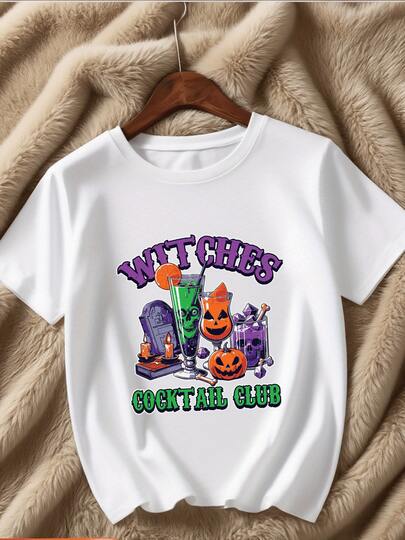 Camiseta gráfica negra de manga corta para niño con cócteles festivos y espeluznantes,linternas Jack-O-Lantern y diseño de calavera. Perfecta para Halloween y ropa informal.