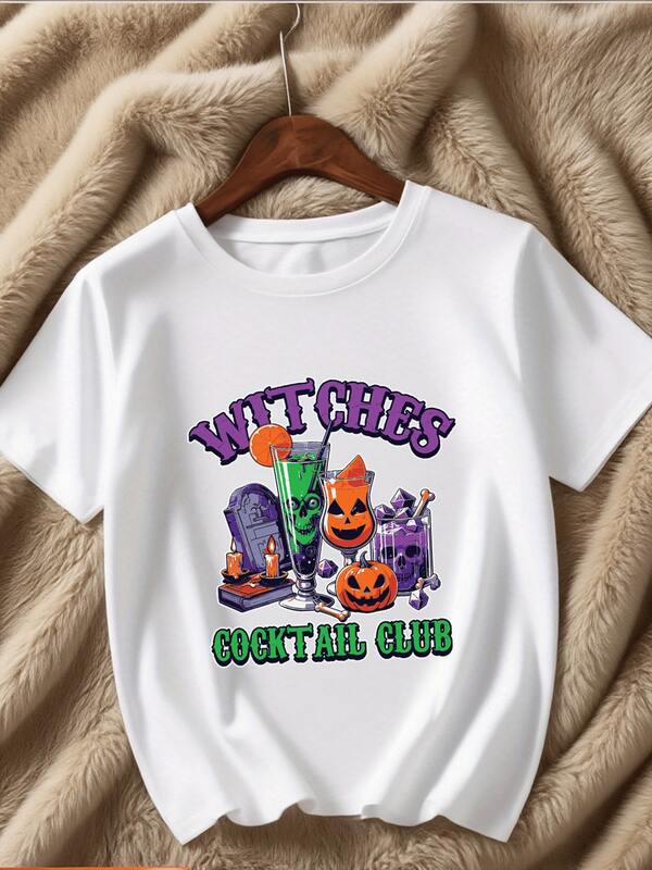 Camiseta gráfica negra de manga corta para niño con cócteles festivos y espeluznantes,linternas Jack-O-Lantern y diseño de calavera. Perfecta para Halloween y ropa informal.