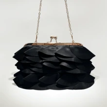 Bolso de mano de noche elegante negro con diseño de pétalos para mujer, bolso ligero con diseño de volantes en capas y correa de cadena, bolso floral perfecto para la temporada de bodas, dama de honor, cóctel, baile de graduación y eventos formales