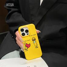Teléfono con textura de lichi y estampado de una personita con un corazón lleno de amor. Compatible con phone 16 Pro Max, 16, 15 Pro, 14, 14 Plus, 13, 13 Pro, 12 Pro y 12 Pro Series. Resistente al desgaste y a las huellas dactilares. - Marrón - Ver 5