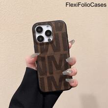 Teléfono con textura de lichi y estampado de letras. Compatible con phone 16 Pro Max, 16, 15 Pro, 14, 14 Plus, 13, 13 Pro, 12 Pro y 12 Pro Series. Es un teléfono de cumpleaños resistente al desgaste y a las huellas dactilares. - Caqui - Ver 4