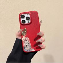 El teléfono con textura de lichi y estampado de una chica con mochila es compatible con los modelos phone 16 Pro Max, 16, 15 Pro, 14, 14 Plus, 13, 13 Pro, 12 Pro y 12 Pro Series. Es un teléfono de cumpleaños resistente al desgaste y a las huellas dactilares. - carmesí - Ver 1