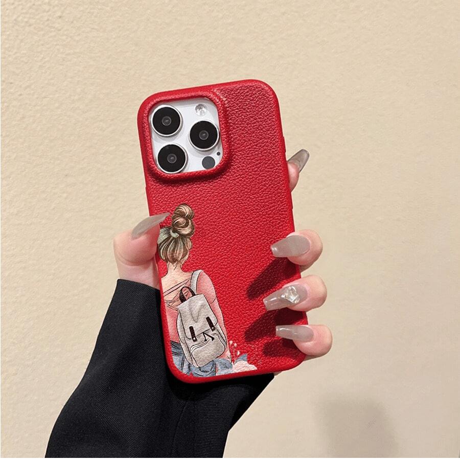 El teléfono con textura de lichi y estampado de una chica con mochila es compatible con los modelos phone 16 Pro Max, 16, 15 Pro, 14, 14 Plus, 13, 13 Pro, 12 Pro y 12 Pro Series. Es un teléfono de cumpleaños resistente al desgaste y a las huellas dactilares. - carmesí - Ver 1