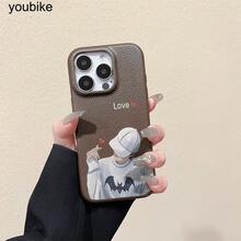Funda con textura de lichi y diseño de una persona formando un corazón con un sombrero. Compatible con phone 16 Pro Max, 16, 15 Pro, 14, 14 Plus, 13, 13 Pro, 12 Pro y la serie Pro Plus. Es un teléfono de cumpleaños resistente al desgaste y a las huellas dactilares. - Marrón - Ver 5
