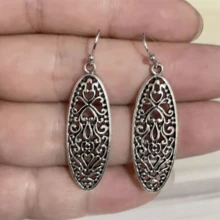 1 par de pendientes con colgante redondo tallado con flores huecas de estilo vintage, adecuados para uso casual, regalo ideal para mujeres en aniversarios, cumpleaños u otras ocasiones