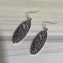 1 par de pendientes con colgante redondo tallado con flores huecas de estilo vintage, adecuados para uso casual, regalo ideal para mujeres en aniversarios, cumpleaños u otras ocasiones