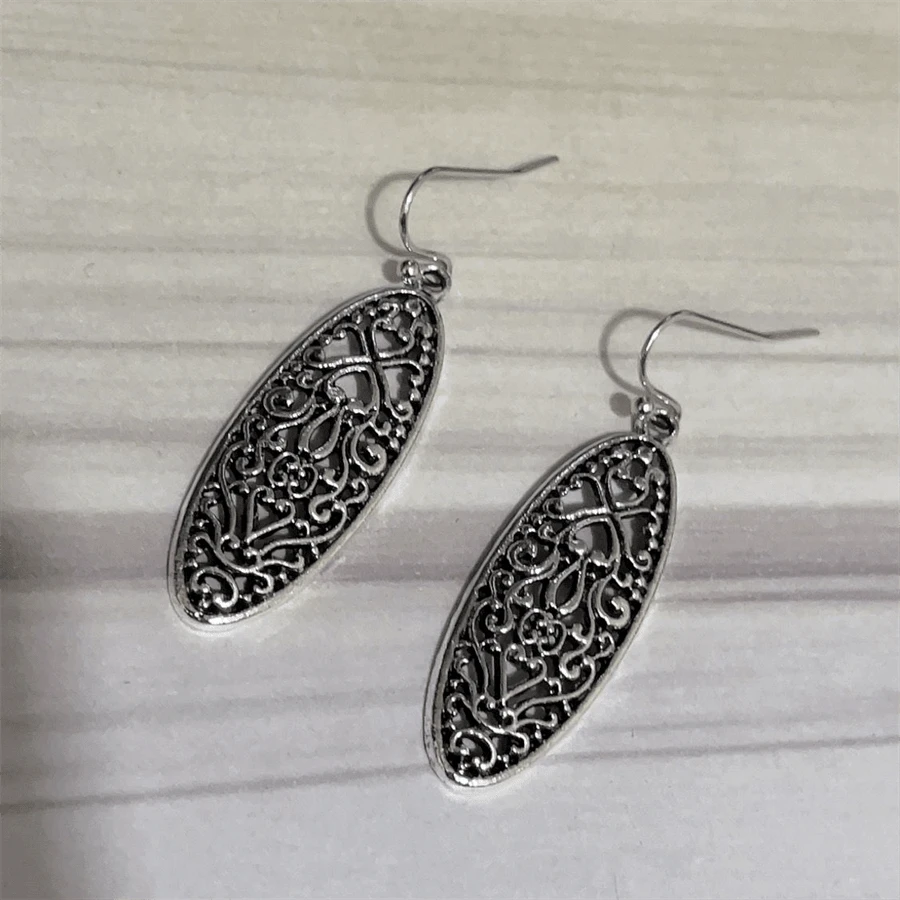 1 par de pendientes con colgante redondo tallado con flores huecas de estilo vintage, adecuados para uso casual, regalo ideal para mujeres en aniversarios, cumpleaños u otras ocasiones