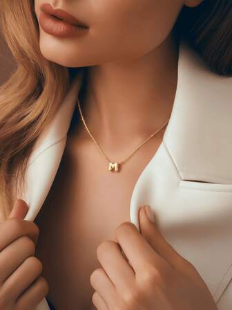 Un colier adorabil și personalizat cu mărgele mici de mei, aurii, cu litere de la A la Z, pentru femei, perfect pentru ținute zilnice, călătorii în vacanță, purtare la cumpărături, joacă și fotografiere ca decor.