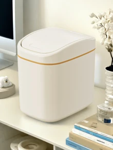 Coș de gunoi de birou cu 1 bucată, mini coș de gunoi cu capac pentru acasă, dormitor și birou, coș de gunoi creativ în stil european. Un coș de gunoi mic și mini din plastic cu capac batant, potrivit pentru utilizare pe mesele de acasă. Acest coș de gunoi cu capac nu necesită electricitate și este perfect pentru sufragerie.