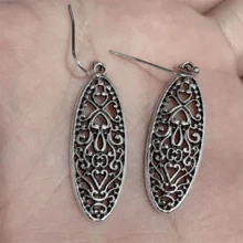 1 par de pendientes con colgante redondo tallado con flores huecas de estilo vintage, adecuados para uso casual, regalo ideal para mujeres en aniversarios, cumpleaños u otras ocasiones