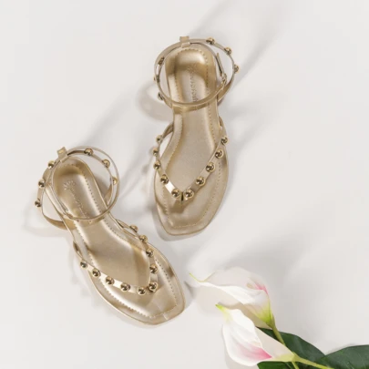 Sandália Rasteira Feminina Asa Delta Metalizada Confortável Medalhas Douradas Fivela Tiras Finas Elegante Primavera Prata