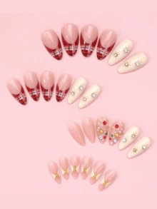 24片圣诞美甲贴纸 - 红色、白色和格子图案，饰以圣诞树、宝石和节日元素 - 全覆盖尖头假指甲，适合女性 - 非常适合圣诞派对和节日庆祝活动 - 彩色 - 查看 3