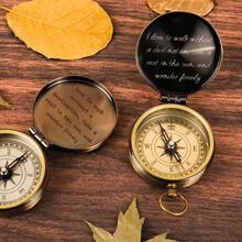 1 pièce Boussole en laiton personnalisée, boussole gravée vintage avec boîte cadeau, souvenir personnalisé, cadeau de Noël, créatif et amusant, ensemble de cadeaux personnalisés pour hommes, petit ami, grand-père, papa, marié d'honneur, amis, frères, collègues, professeurs et camarades de classe ; idéal pour l'anniversaire, les relations à longue distance, la remise des diplômes, l'anniversaire de mariage, les voyages, la randonnée, les activités de plein air, la Saint-Valentin ; cadeau pour adulte personnalisé
