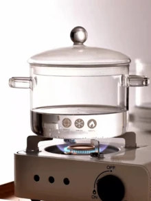 1 pezzo Questo barattolo di vetro è altamente pratico: può essere posizionato direttamente nel forno a microonde per il riscaldamento, utilizzato come contenitore per conservare gli ingredienti in frigorifero e anche per la cottura a fiamma libera su un piano cottura a induzione. Il suo materiale trasparente è un vantaggio importante - durante la cottura, è possibile vedere chiaramente il contenuto.