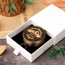 1 pièce Boussole en laiton personnalisée, boussole gravée vintage avec boîte cadeau, souvenir personnalisé, cadeau de Noël, créatif et amusant, ensemble de cadeaux personnalisés pour hommes, petit ami, grand-père, papa, marié d'honneur, amis, frères, collègues, professeurs et camarades de classe ; idéal pour l'anniversaire, les relations à longue distance, la remise des diplômes, l'anniversaire de mariage, les voyages, la randonnée, les activités de plein air, la Saint-Valentin ; cadeau pour adulte personnalisé