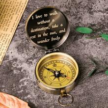 1 pièce Boussole en laiton personnalisée, boussole gravée vintage avec boîte cadeau, souvenir personnalisé, cadeau de Noël, créatif et amusant, ensemble de cadeaux personnalisés pour hommes, petit ami, grand-père, papa, marié d'honneur, amis, frères, collègues, professeurs et camarades de classe ; idéal pour l'anniversaire, les relations à longue distance, la remise des diplômes, l'anniversaire de mariage, les voyages, la randonnée, les activités de plein air, la Saint-Valentin ; cadeau pour adulte personnalisé