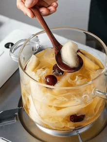 1 pezzo Questo barattolo di vetro è altamente pratico: può essere posizionato direttamente nel forno a microonde per il riscaldamento, utilizzato come contenitore per conservare gli ingredienti in frigorifero e anche per la cottura a fiamma libera su un piano cottura a induzione. Il suo materiale trasparente è un vantaggio importante - durante la cottura, è possibile vedere chiaramente il contenuto.