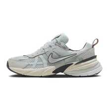 Nike Zapatillas deportivas para mujer con amortiguación cómoda y suela blanda de Nike. Excelente agarre, modelo V2K Run Runtekk en color blanco y plata premium. Estilo minimalista ligero y elegante para uso casual. Referencia FN6703-003