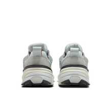 Nike Zapatillas deportivas para mujer con amortiguación cómoda y suela blanda de Nike. Excelente agarre, modelo V2K Run Runtekk en color blanco y plata premium. Estilo minimalista ligero y elegante para uso casual. Referencia FN6703-003
