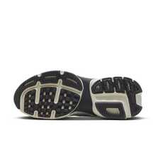 Nike Zapatillas deportivas para mujer con amortiguación cómoda y suela blanda de Nike. Excelente agarre, modelo V2K Run Runtekk en color blanco y plata premium. Estilo minimalista ligero y elegante para uso casual. Referencia FN6703-003