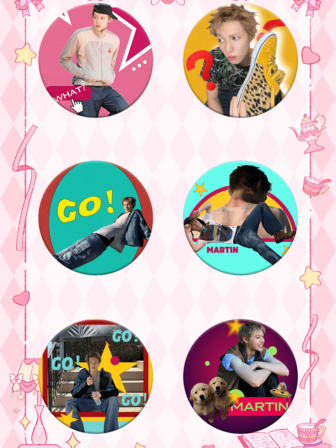 圆形星形粉丝徽章采用充满活力、趣味十足的设计，印有“加油！”等文字以及人物插图。这些粉丝周边商品可用于装饰服饰或包袋，非常适合粉丝应援活动或日常造型。