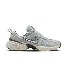 Nike Zapatillas deportivas para mujer con amortiguación cómoda y suela blanda de Nike. Excelente agarre, modelo V2K Run Runtekk en color blanco y plata premium. Estilo minimalista ligero y elegante para uso casual. Referencia FN6703-003
