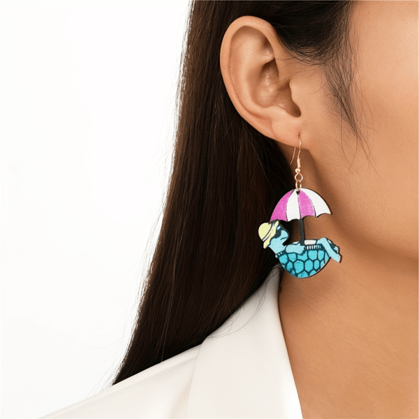 زوج من أقراط قلادة السلحفاة الأكريليك أحادية الجانب، مناسبة للارتداء في العطلات، وليس للاستخدام اليومي