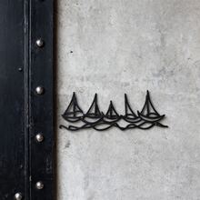 1 pieza Decoración de pared de metal con diseño minimalista, olas y veleros, arte de pared de metal con estilo costero, decoración de arte de línea de barco, regalos de cumpleaños para amantes del océano, inauguración de la casa, bodas, Día de la Madre, Pascua, regalos de Navidad, decoradores de Navidad - Construcción de hierro duradero, decoración del hogar, perfecta para la decoración de la habitación