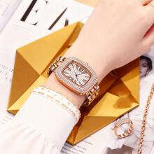 Eine Damenuhr mit goldenem, mit Zirkonia besetztem Gehäuse, Zirkonia-besetztem Zifferblatt, Stahlarmband, modisch und lässig, wasserdicht, ovale Quarzuhr mit Zirkonia-Elementen, geeignet für die tägliche Dekoration