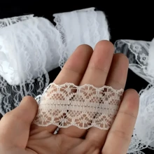 1 pièce Rouleau de ruban en dentelle noire de taille 1/10/30 - Convient pour les artisanat DIY, la décoration d'accessoires pour femmes, l'emballage de cadeaux et les cadeaux de fête (mariages, Noël, Thanksgiving, anniversaires d'Halloween). Bordure de tissu à motif floral élégant, décoration d'événement, design de dentelle classique, texture de dentelle élégante