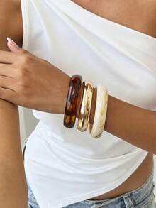 1 Set Vintage Harz Bernstein Textur Acryl Armreif & Metall Manschette Armband, modische vielseitige stapelbare Handgelenk Accessoires, geeignet für den täglichen Gebrauch von Frauen (Farbe des Harz Armbands variiert)