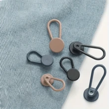 2/6 bucăți prelungitoare de nasturi pentru blugi, nasturi de extensie pentru talie pantaloni, prelungitoare versatile pentru nasturi de cămașă, prelungitoare instantanee pentru talie pantaloni, extensie elastică pentru talie pantaloni femei bărbat costum cămașă, nasturi în 4 culori (negru, albastru, kaki, alb), extensie de talie pantaloni 1/1,7 inci.