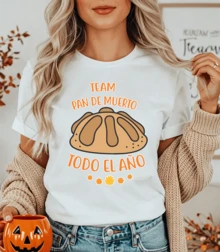 Camiseta de manga corta con estampado de Halloween con diseño de TEAM PAN DE MUERTO con cuello redondo, playeras para mujer, blusas gráficas para mujer - Blanco - Ver 1