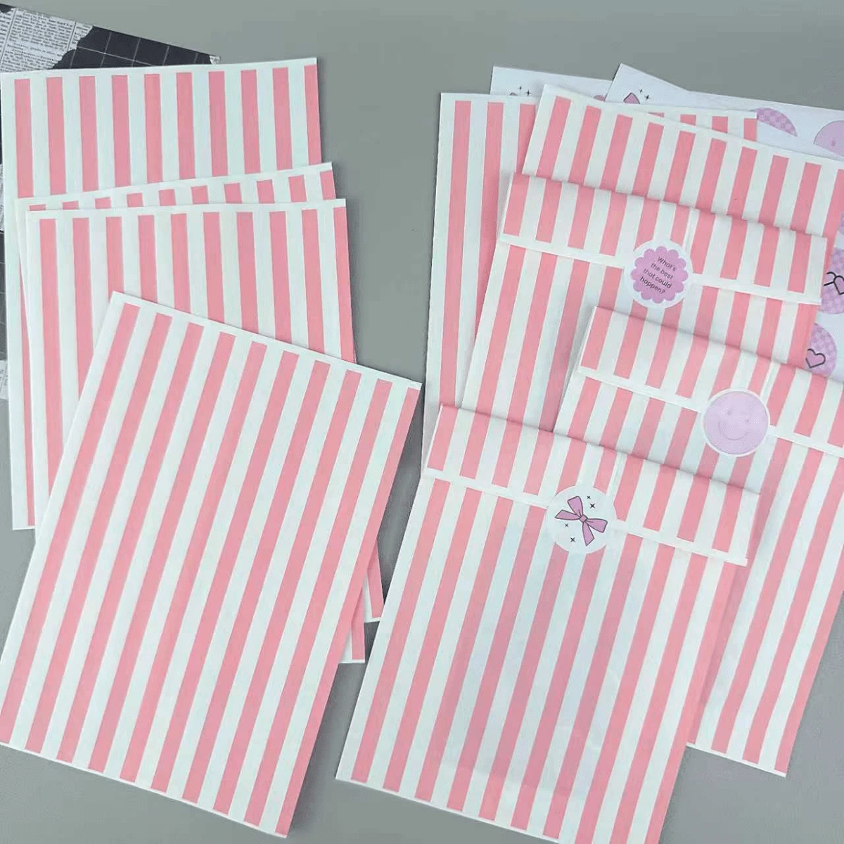 50 chiếc túi quà tặng ngày lễ kích thước 4.7x6.7 inch, bao gồm túi gói quà, túi giấy quà tặng nhỏ, túi giấy kẻ sọc, túi đựng kẹo dày dặn, túi giấy quà tặng trang trí DIY, thích hợp cho Giáng sinh, Ngày lễ tình nhân, đám cưới, sinh nhật, tiệc tùng, túi gói quà. - Nhiều màu - Xem 1