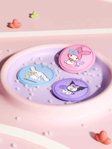 Kuromi Official Sanrio Coaster, jogo americano de mesa resistente ao calor, decoração para sala de estar, alta qualidade, fácil de limpar, presente para amantes da Sanrio, uso diário, ocasião especial, pronto para presente, estilo flat lay, porta-copos, essencial fofo, colecionável, edição limitada, decoração para casa, laço rosa, estampa durável, companheiro de mesa