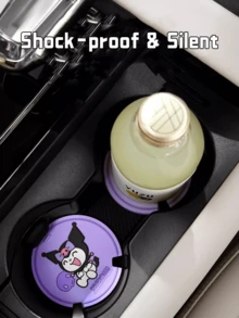 Kuromi Official Sanrio Coaster, jogo americano de mesa resistente ao calor, decoração para sala de estar, alta qualidade, fácil de limpar, presente para amantes da Sanrio, uso diário, ocasião especial, pronto para presente, estilo flat lay, porta-copos, essencial fofo, colecionável, edição limitada, decoração para casa, laço rosa, estampa durável, companheiro de mesa