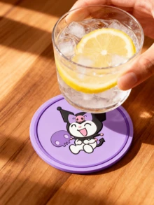 Kuromi Official Sanrio Coaster, jogo americano de mesa resistente ao calor, decoração para sala de estar, alta qualidade, fácil de limpar, presente para amantes da Sanrio, uso diário, ocasião especial, pronto para presente, estilo flat lay, porta-copos, essencial fofo, colecionável, edição limitada, decoração para casa, laço rosa, estampa durável, companheiro de mesa